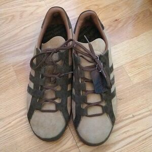 Men's brown/tan suede adidas
